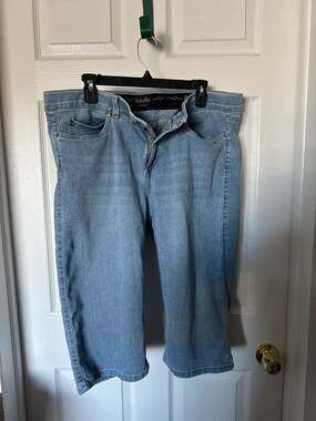 Rafaella Weekend Women's Medium Wash Denim Capri Jeans